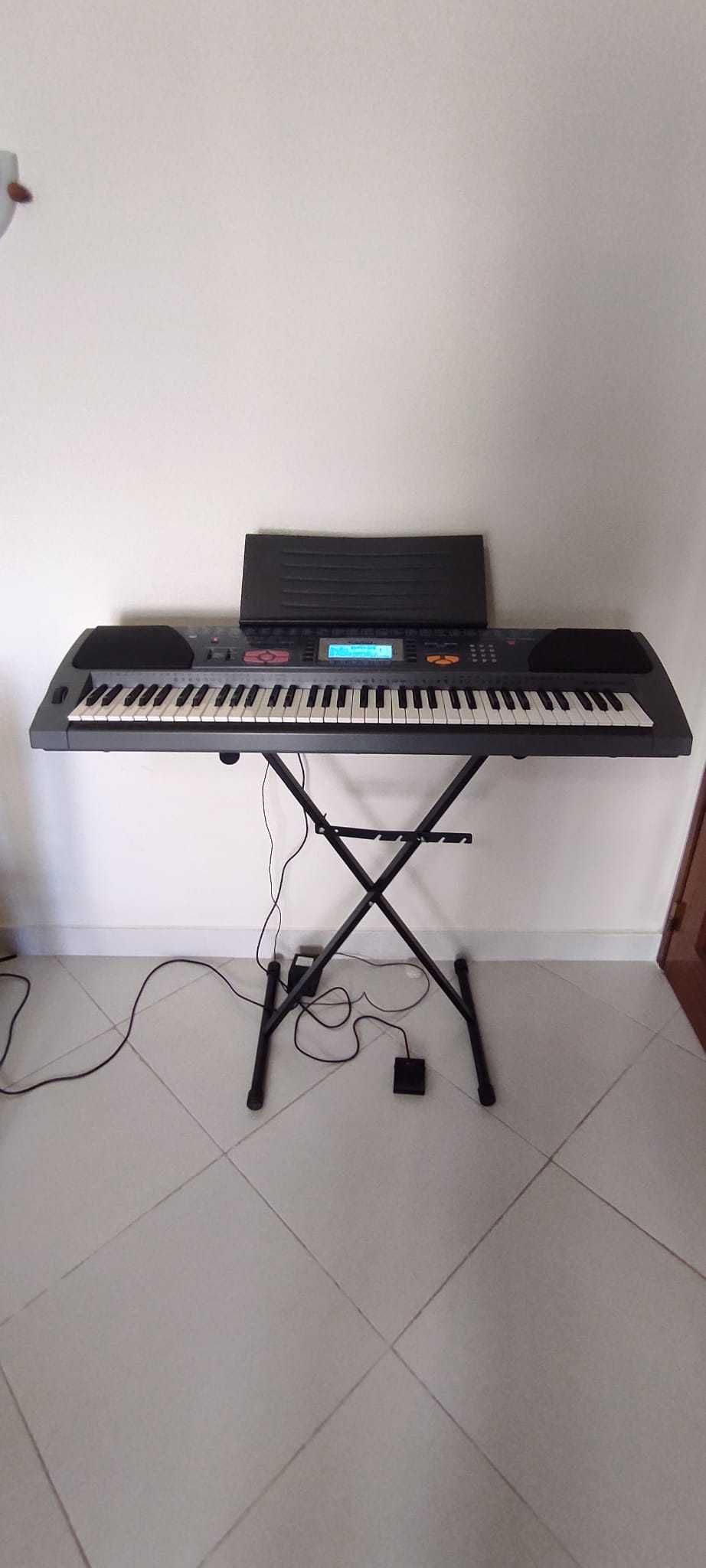 Piano Casio WK 1200 com suporte e pedal