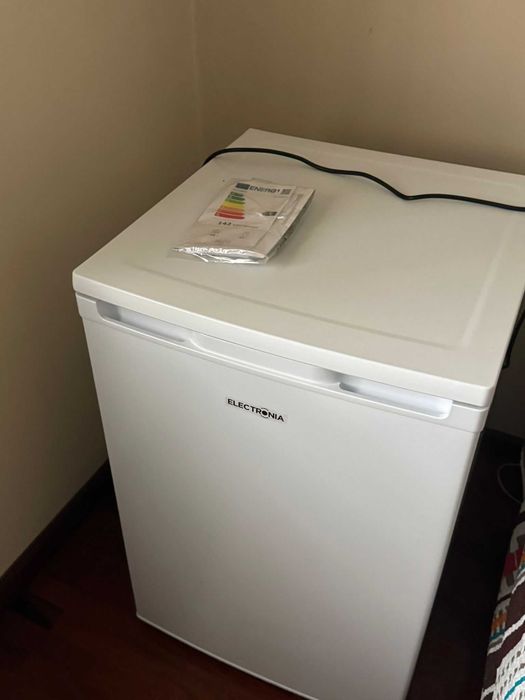 Frigorífico Pequeno ELECTRONIA (Como Novo) - AutoDefrost
