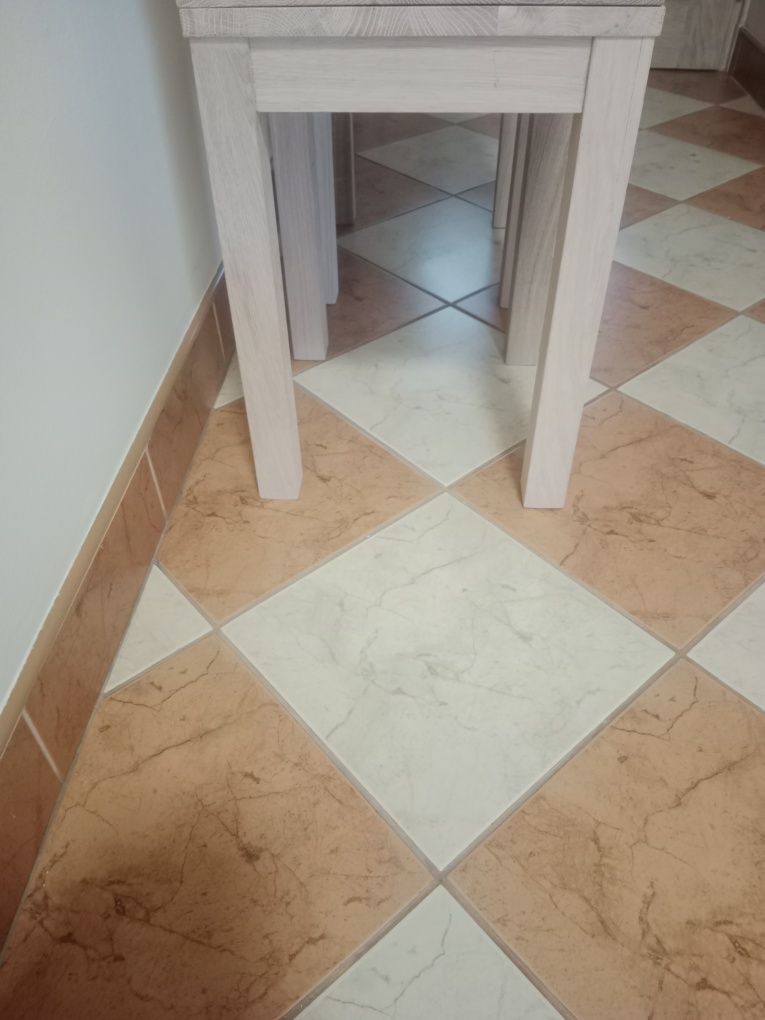Taboret dębowy bezsęczny
