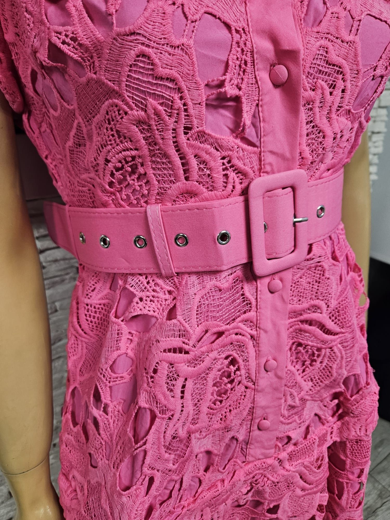 Nowa z metka sukienka różowa elegancka z gipiury Flam Mode rozm S