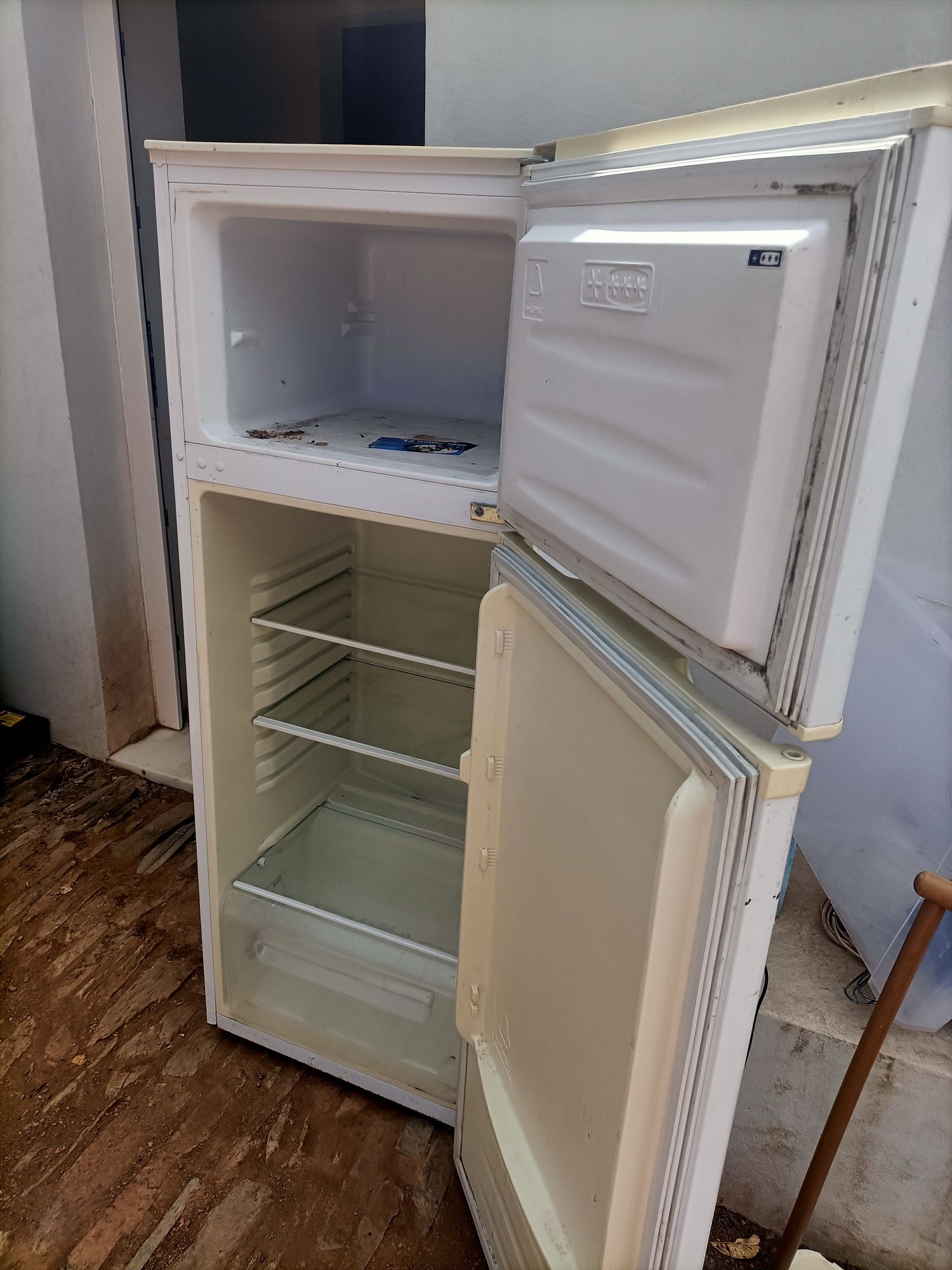 Frigorífico PARA VENDA