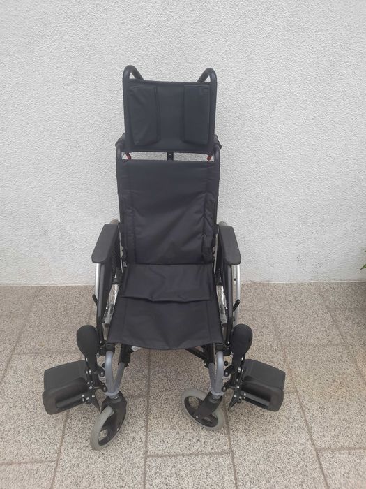 Cadeira de rodas com encosto reclinável