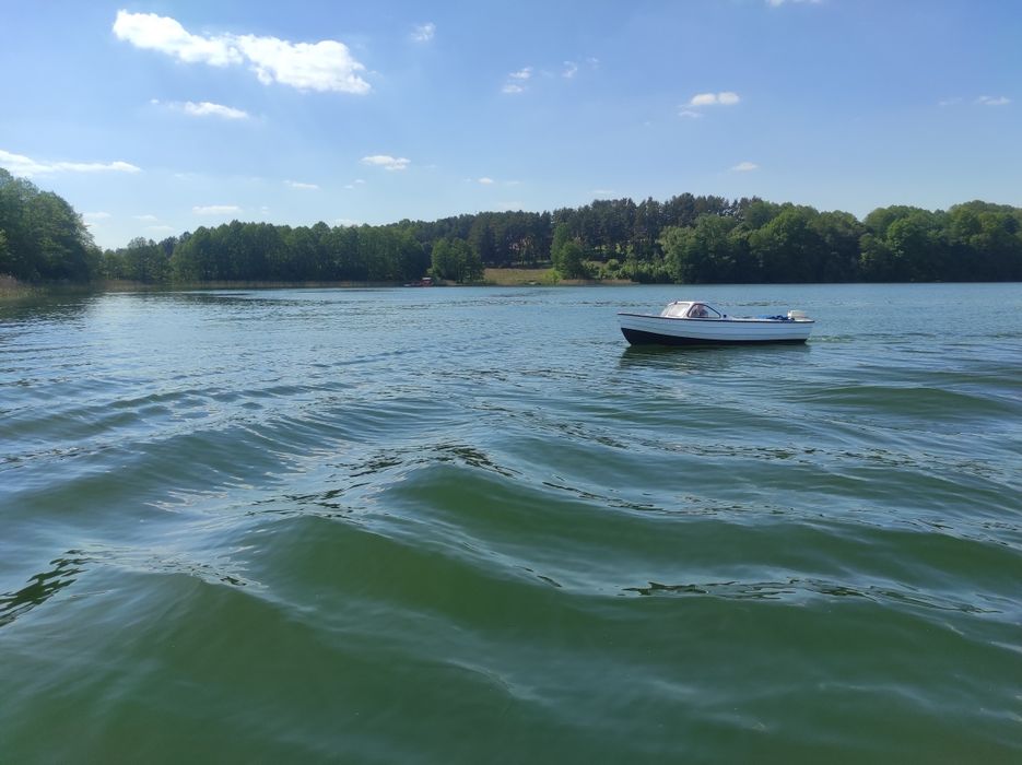 Motorówka z silnikiem i nową przyczepa