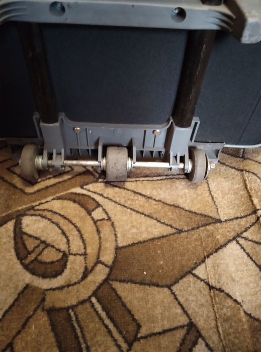 Продам чемодан на колесах