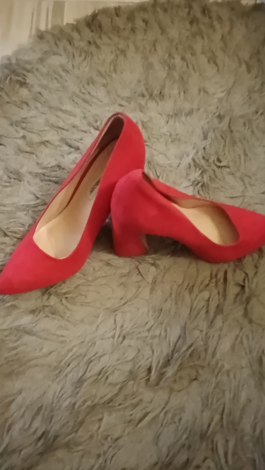 Czerwone buty na koturnie