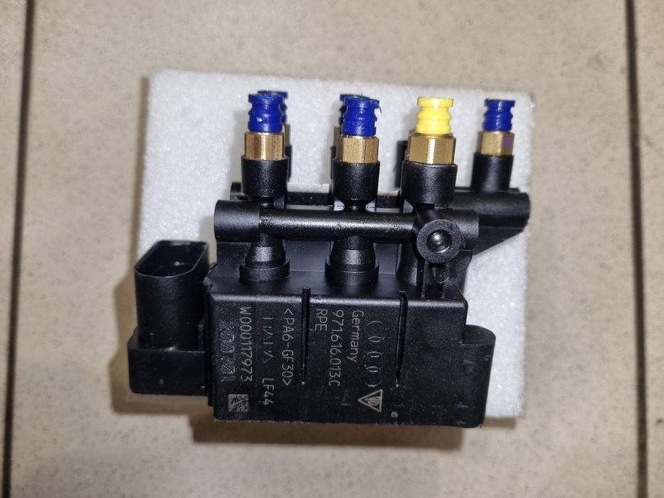 Блок клапанов пневмоподвески  AUDI, PORCHE, TESLA