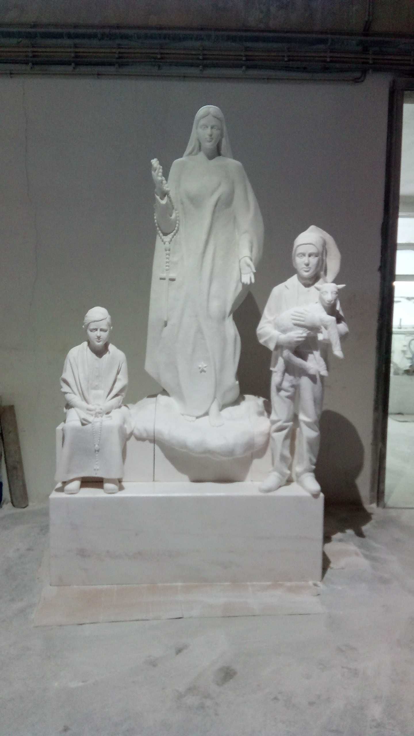 Escultura de Sra de Fátima com dois pastorinhos