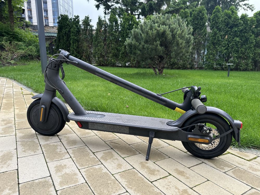 Електросамокат Xiaomi Mi Electric Scooter Essential