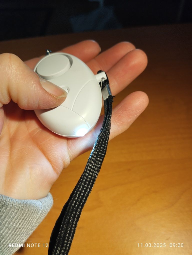 Podręczny alarm z latarką