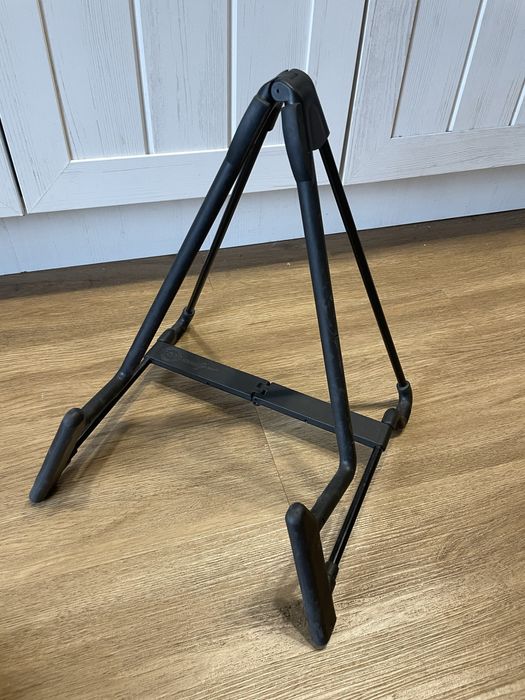 Statyw skladany KM 17581 K&M do gitary elektrycznej basu