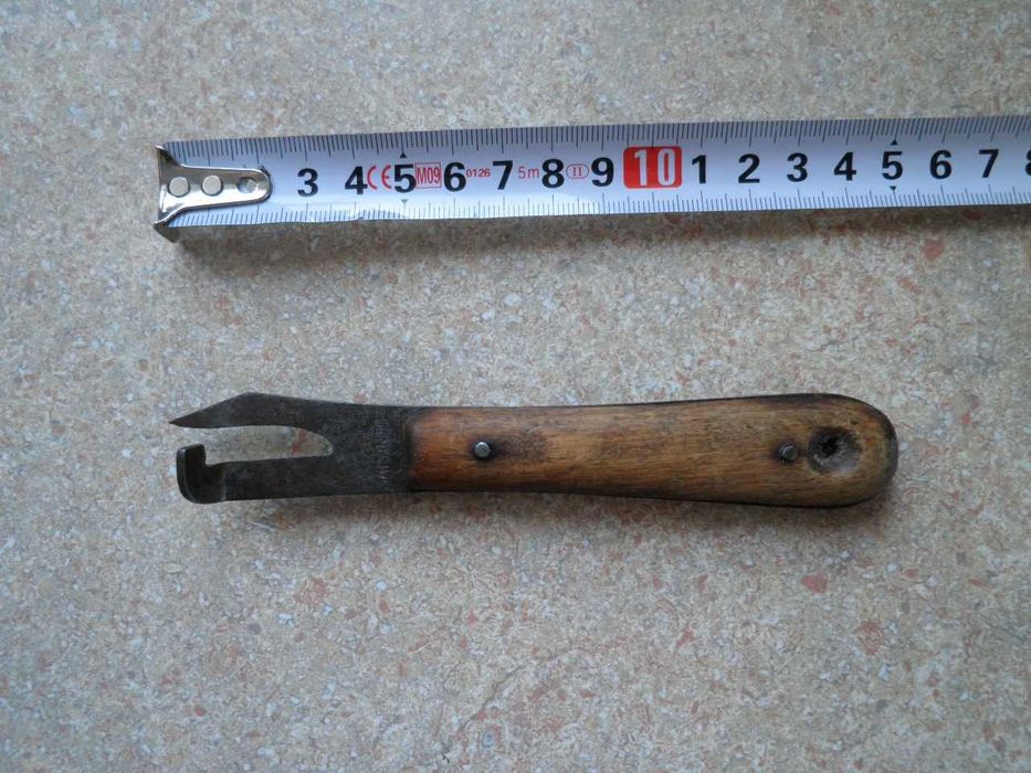 stary otwieracz drewno stal