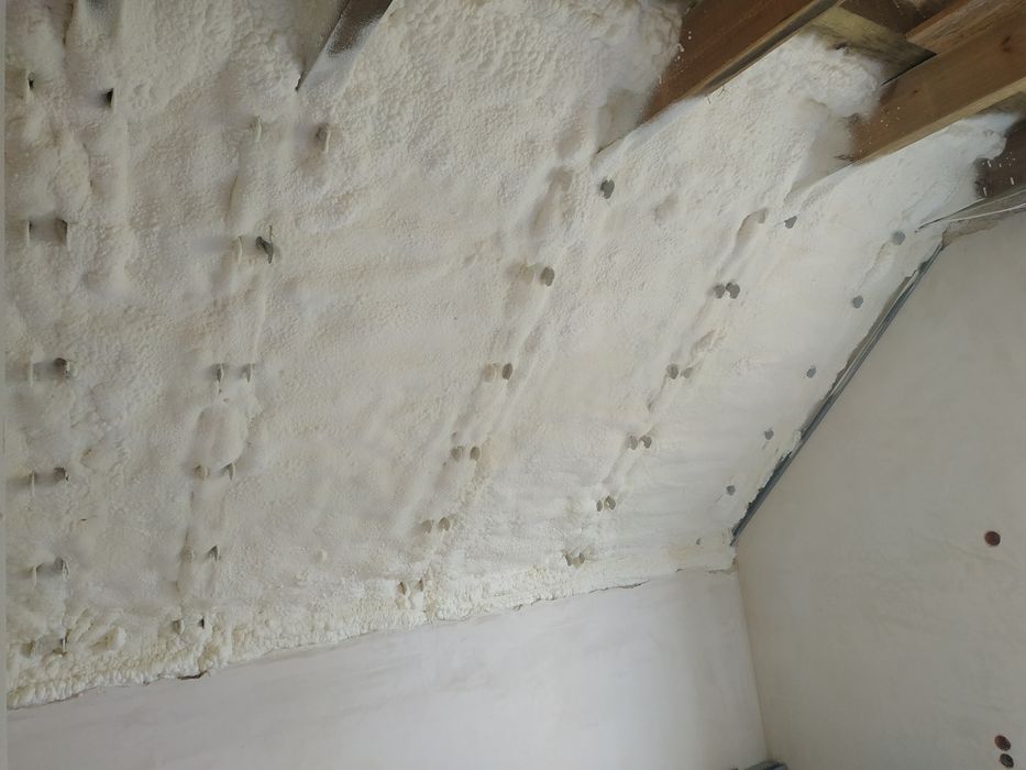 Ocieplanie pianką PUR piana poliuretanowa izolacja natryskowa poddasza