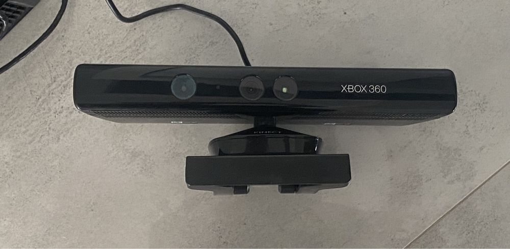 Xbox 360 z padem, kinectem i grami