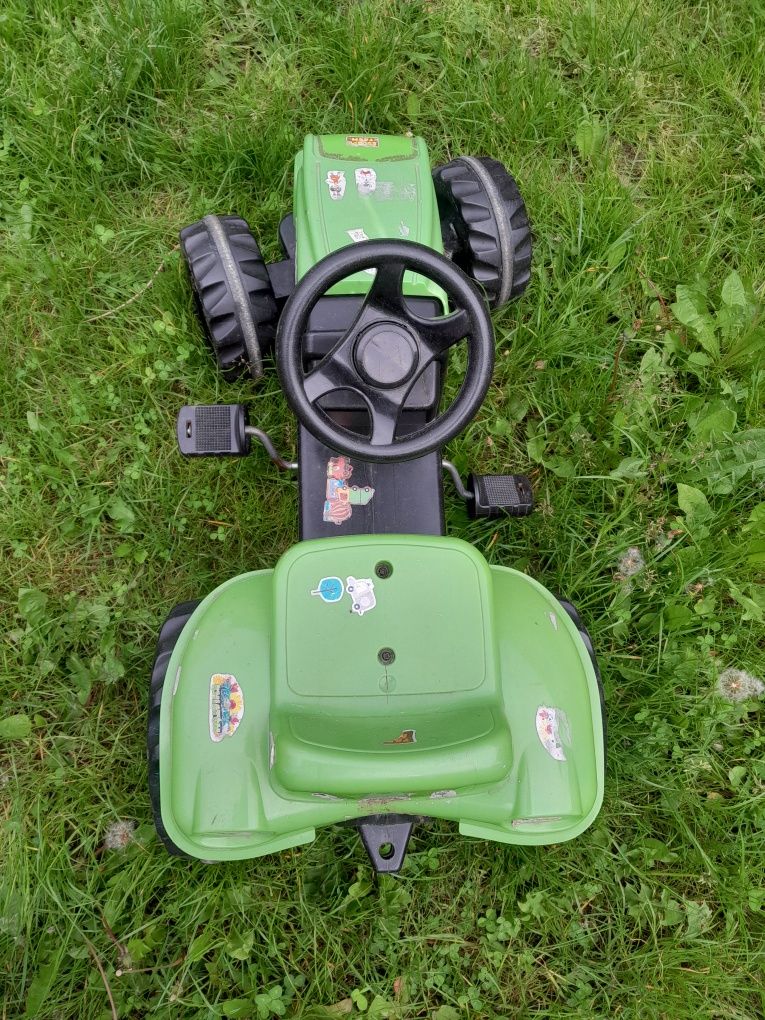 Sprzedam zielony traktor zabawkowy na pedały