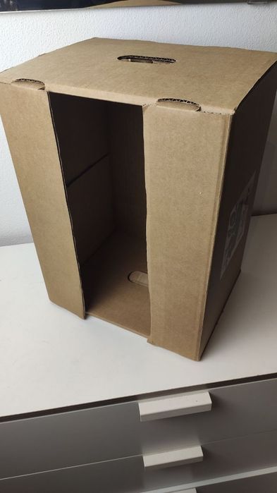 Caixas de cartão triplo novas, desmontadas