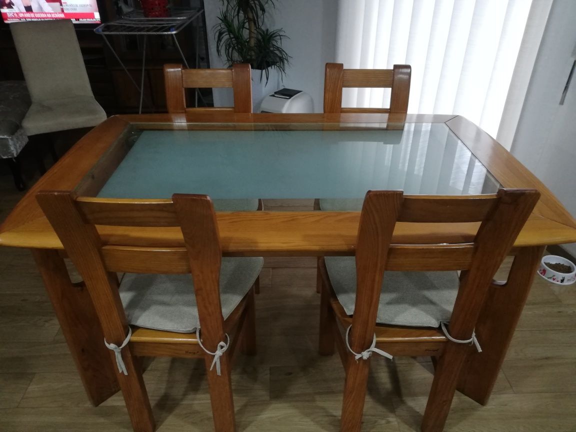 Mesa e cadeiras 100% em madeira