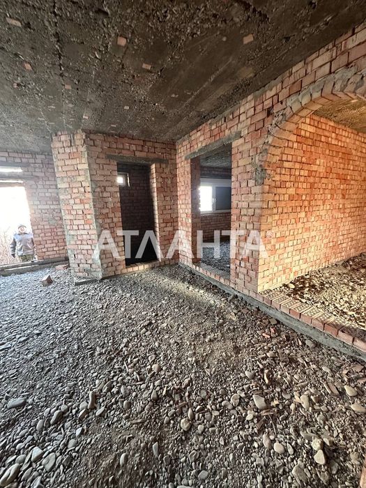 Двоповерховий будинок біля Чернівців