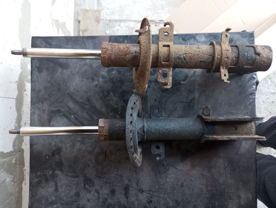 Продам стійки передні до Рено Кенго 2