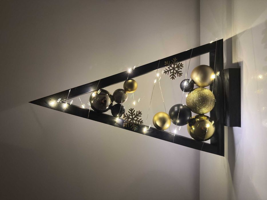 Drewniana choinka z bombkami i światełkami LED