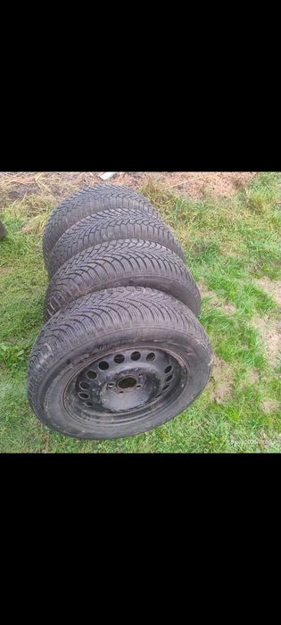 Komplet opon zimowych z felgami stalowymi 195/65 R15 91T, rocznik 2024