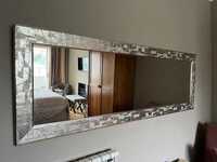 Espelho grande com moldura trabalhada e cinzenta / prateada