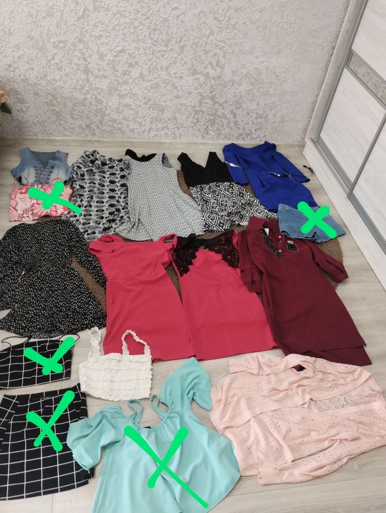 Плаття, топи, спідниці, шорти, блузи, кардигани, жилетка
