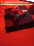 PS4 500GB z padami