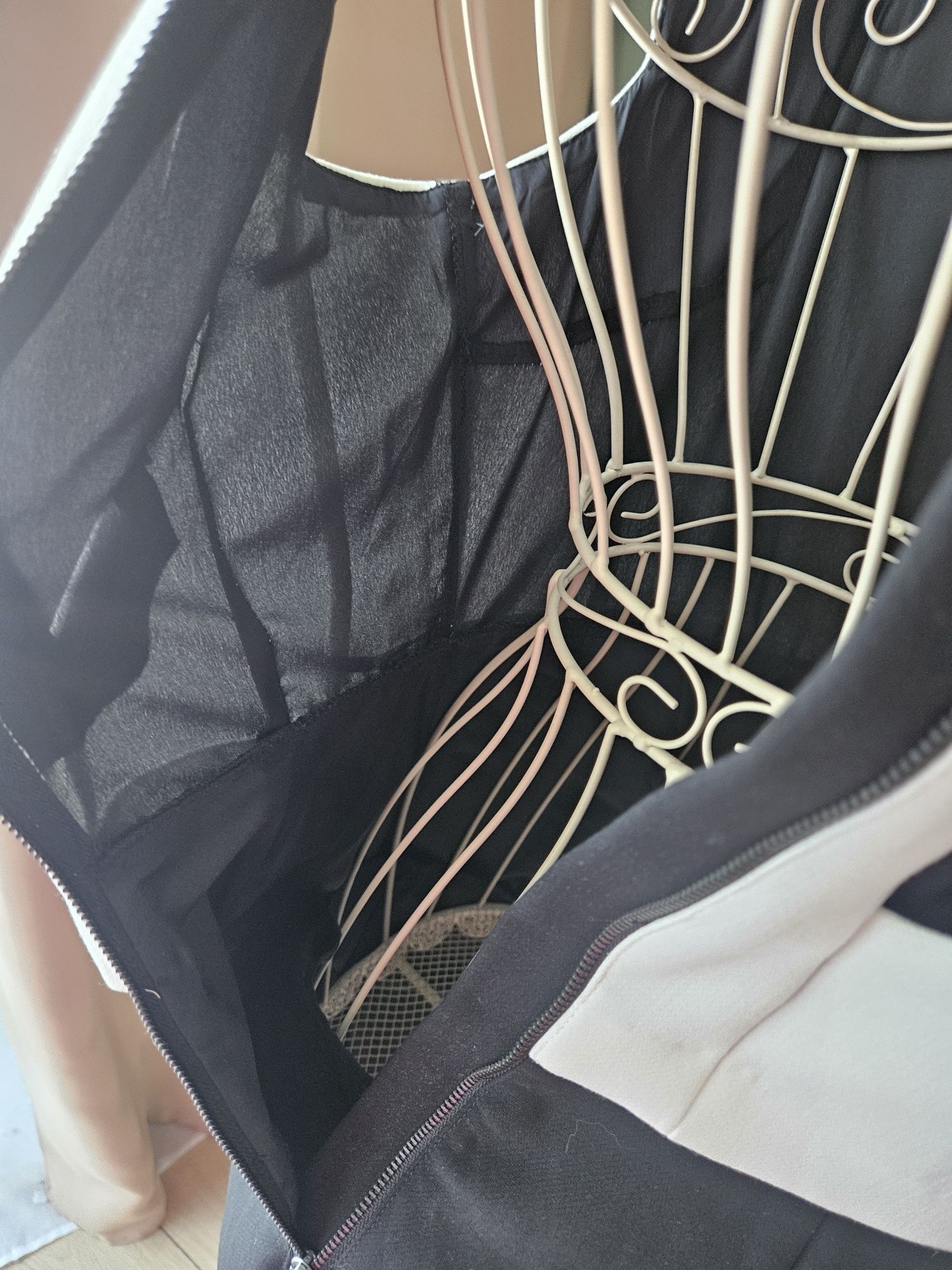 Elegancka czarno-biała sukienka damska Next Tailoring z ozdobnym tyłem