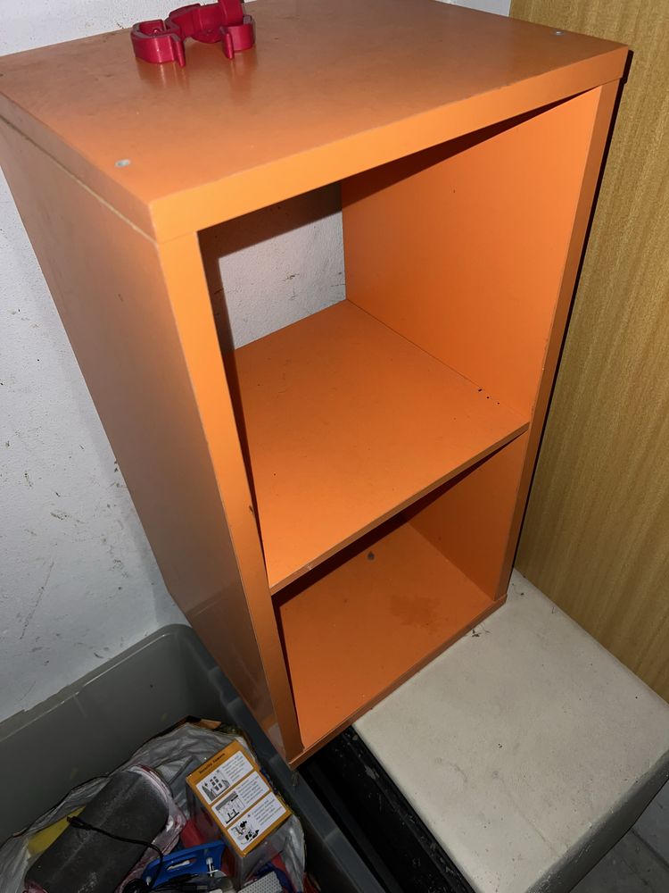 Estante laranja do ikea