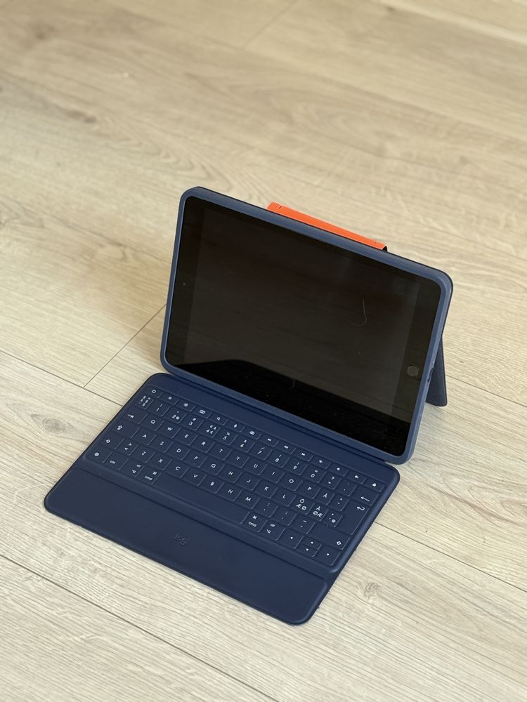 Чехол - клавиатура на iPad 7-8-9