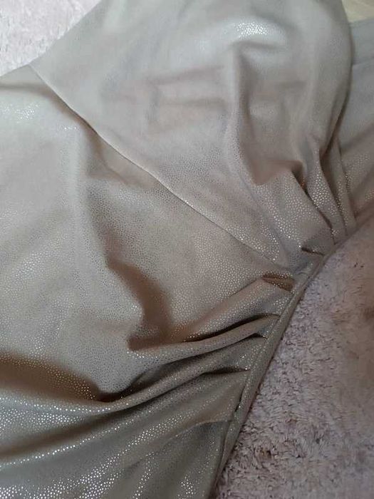 Złota sukienka z rozcięciem