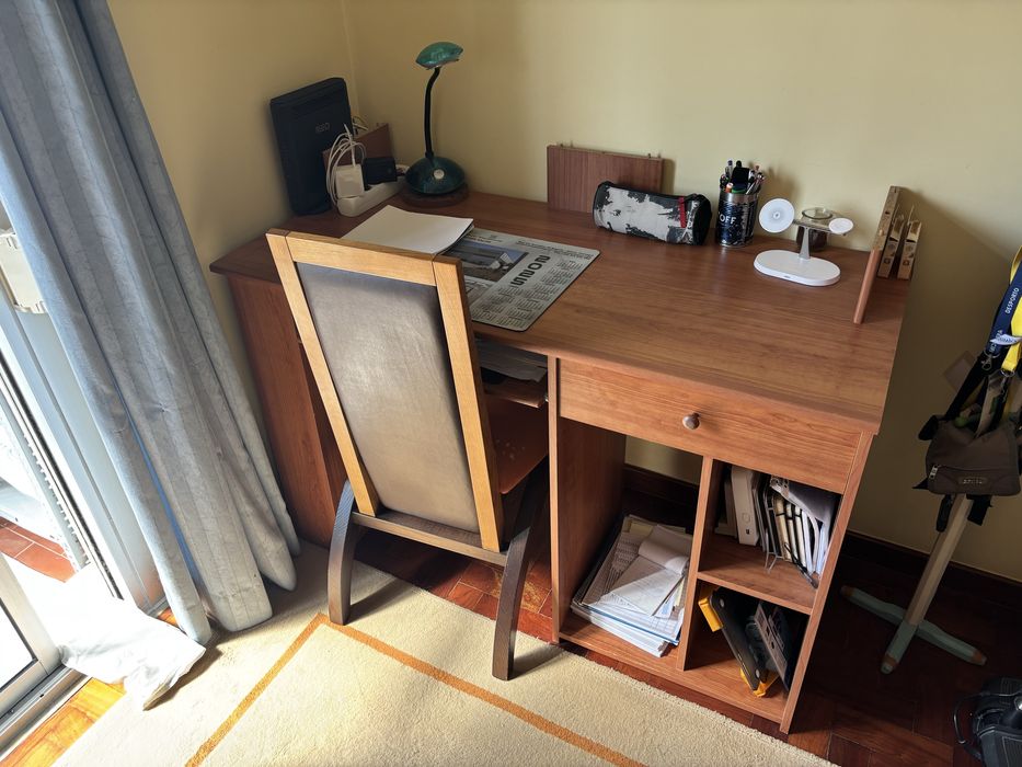 Vendo cama de solteiro em madeira de pinho,armario,secretaria,comoda