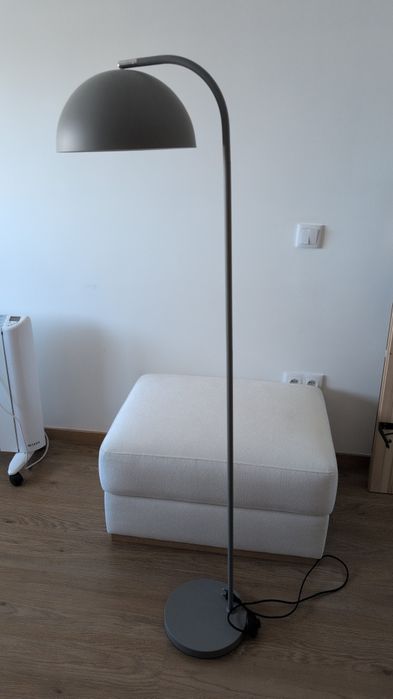 Candeeiro de pé de metal