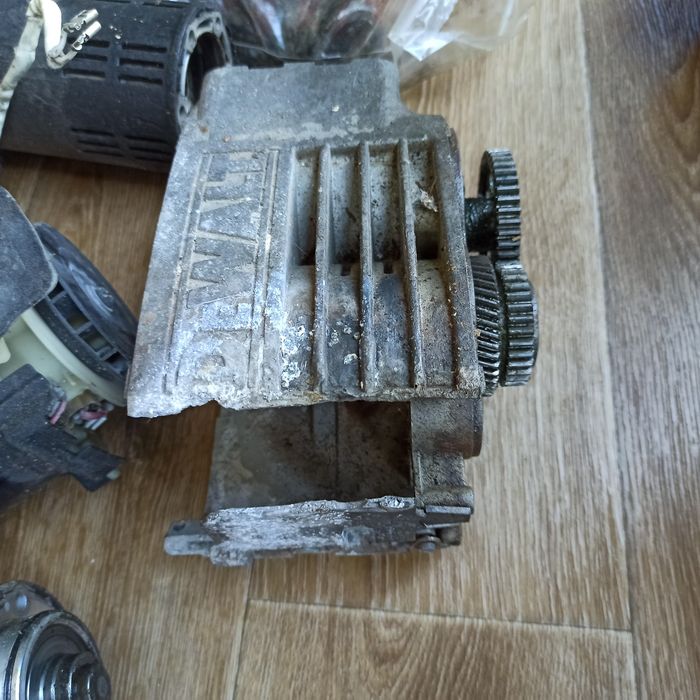 CZĘŚCI Młot wyburzeniowy DeWALT D25901 . 110V 1500W SDS MAX uszkodzony