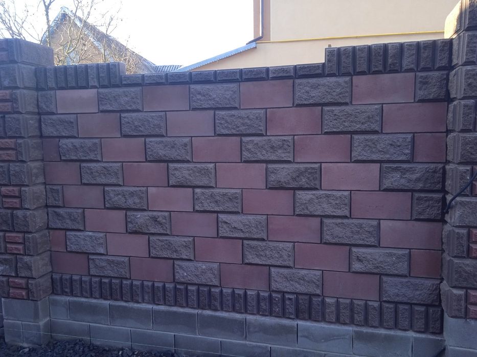 Будівельні роботи, паркан забор з блоків рваний камінь