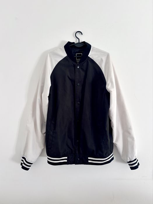 Kurtka bejsbolowka czarno biala modna meska przejsciowa Cropp