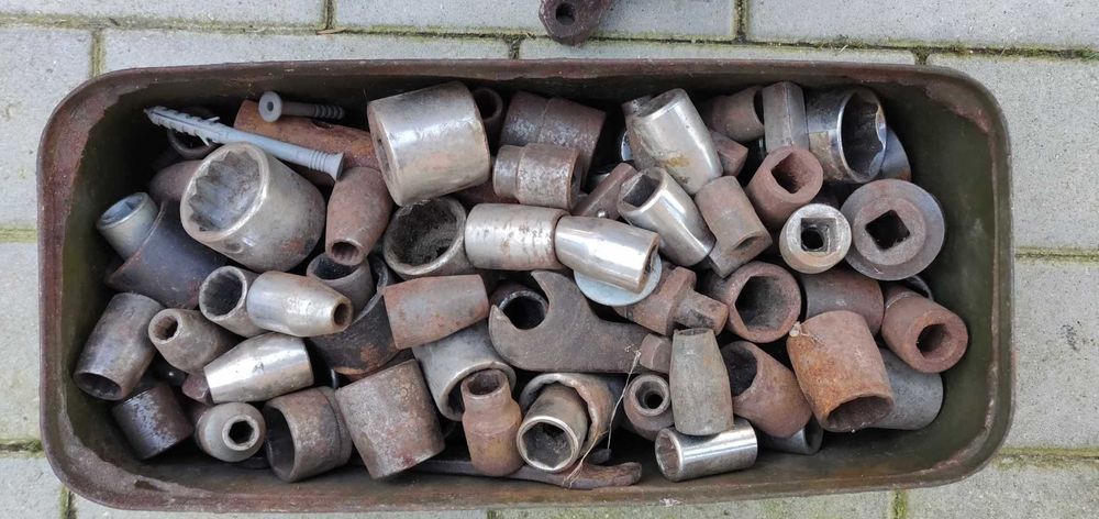 Kształtki różnej wielkości, stare narzędzia