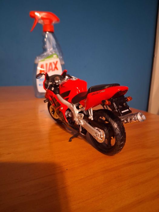 Miniatura Honda CBR 600 F4 escala 1:24