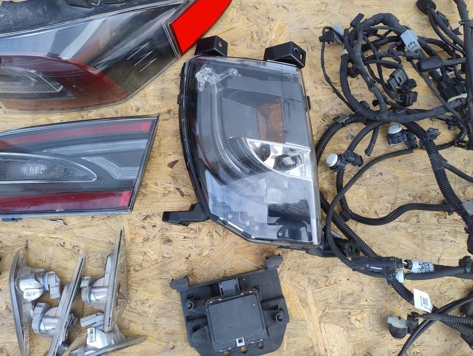 Деталі передка Tesla Model S