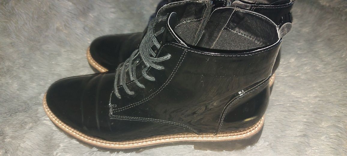 Damskie buty lakierowane czarne