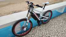 Bicicleta enduro elétrica Canyon