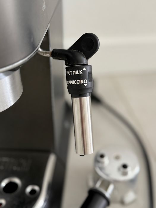 Кавоварка ріжкова Delonghi EC 685 BK