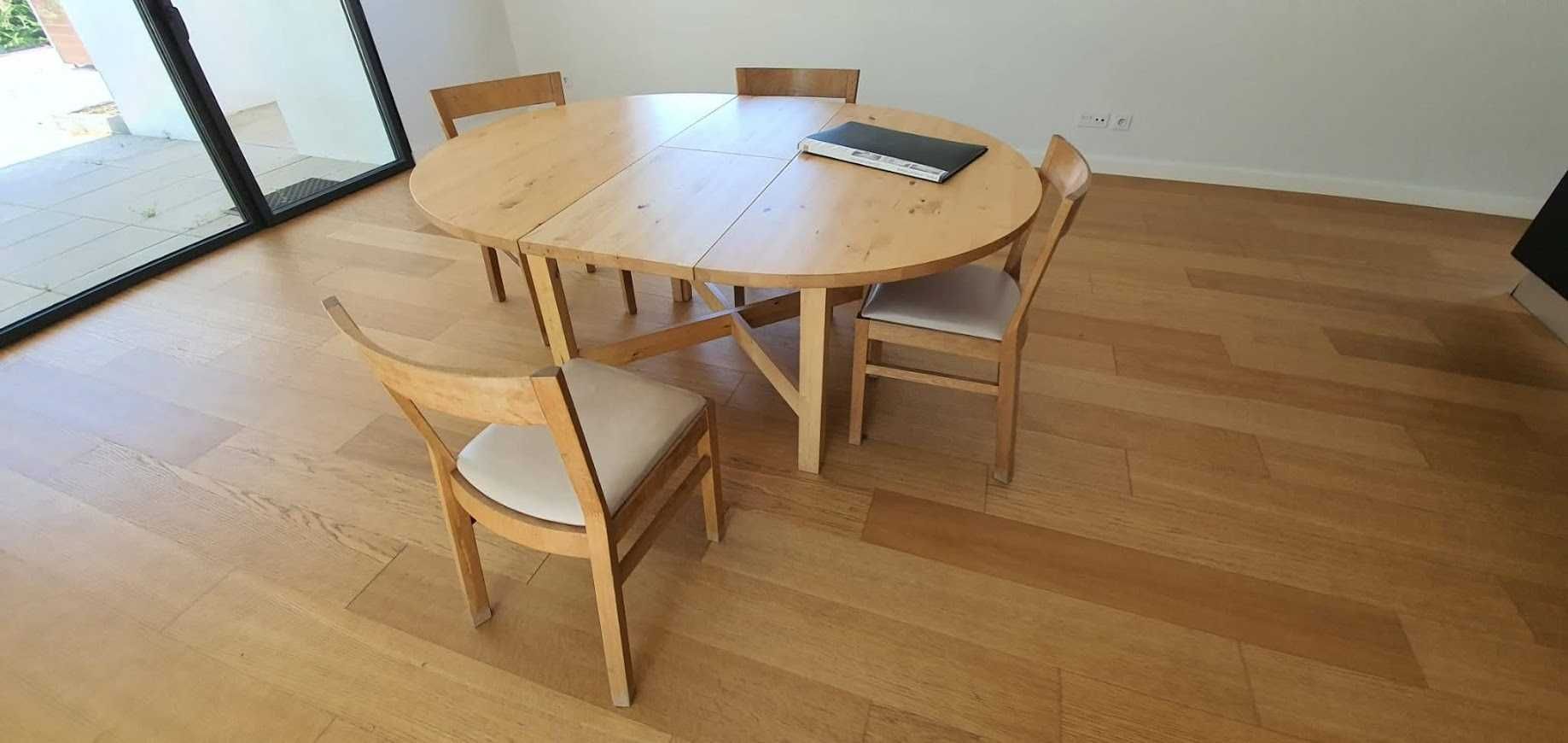 Mesa de refeição com 4 cadeiras