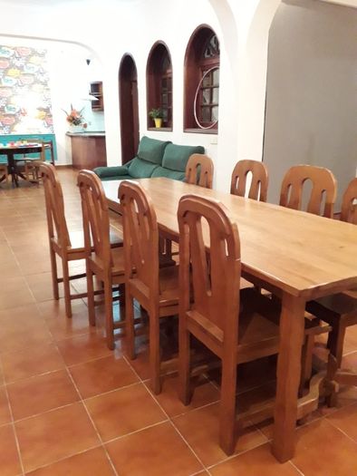 Mesa e 12 cadeiras em pinho maciço