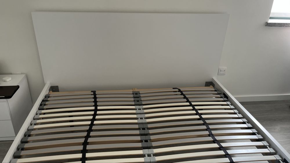 Cama de 160x200cm com lateral danificada