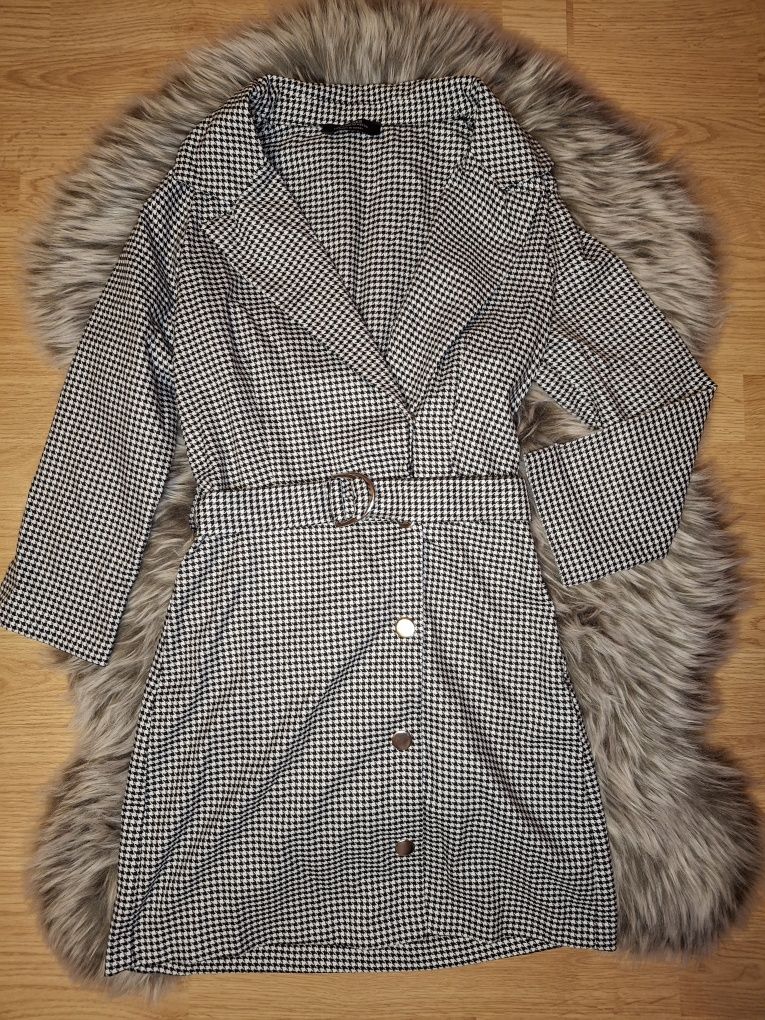 Elegancka sukienka w kratkę z kołnierzykiem Bershka