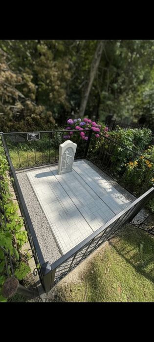 Памятник, оградка, плита, столб,забор.