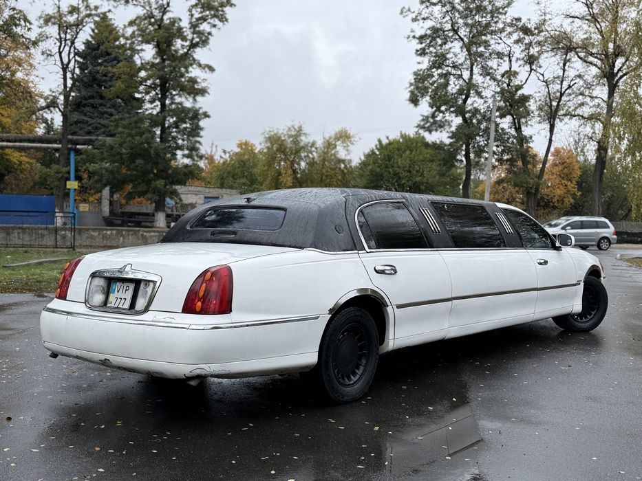 Lincoln Town car на полном ходу