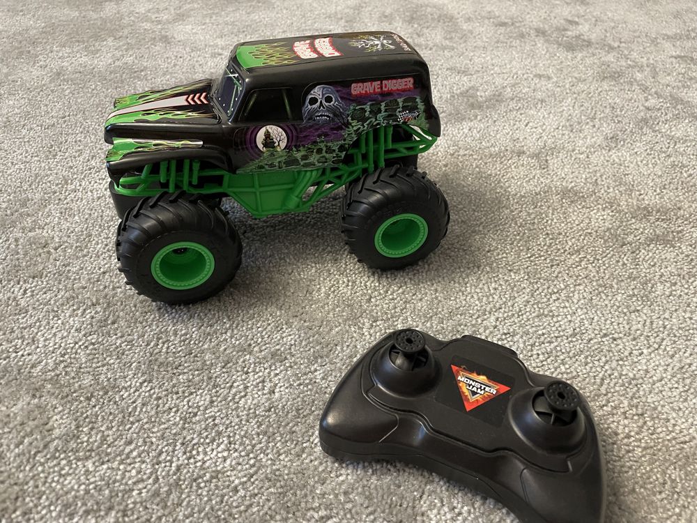 Машина Monster Jam Grave Digger, машинка на пульте