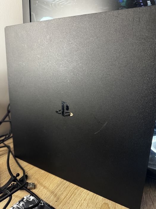 PS4 Pro 1TB + джойстик + 4 игры (FIFA 15/16/18/20) В хорошем состояние